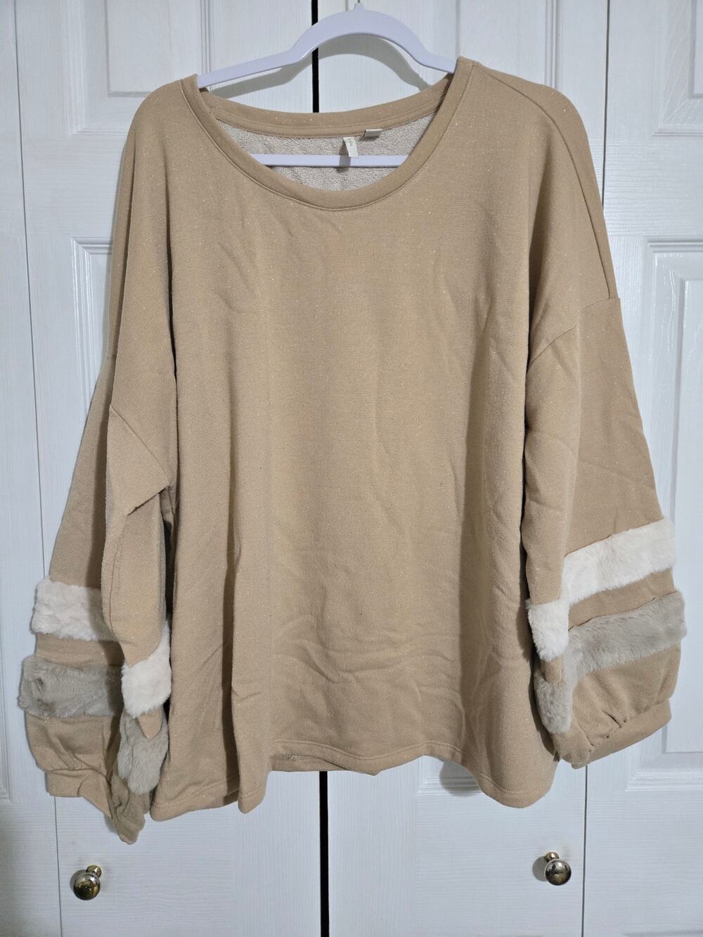 Est 1946 22/24w women's cream with gold  sweater with faux fur trim on sleeves